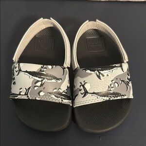Reef Kids Shark Print Slides - Gray